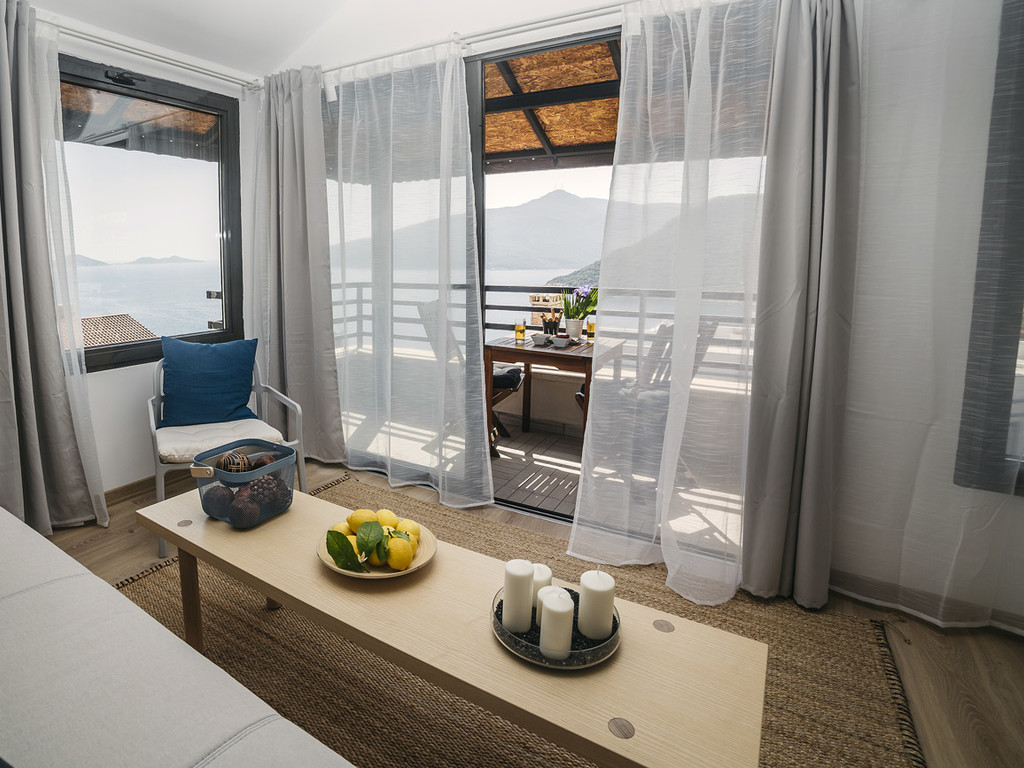 Deniz Manzaralı Köşe Çatı Odası 03 - True Blue Hotel