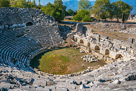 Древний разрушенный ликийский театр Тлос